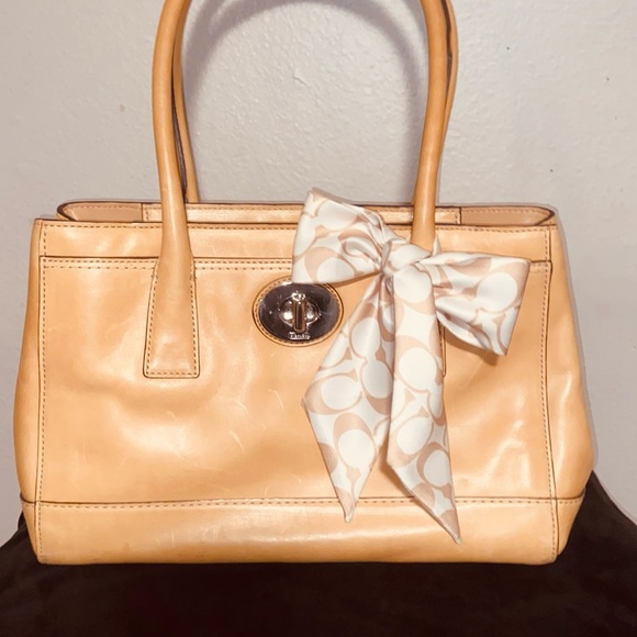 Elegant Tan Handbag with Bow Accent - Picture 2 of 8